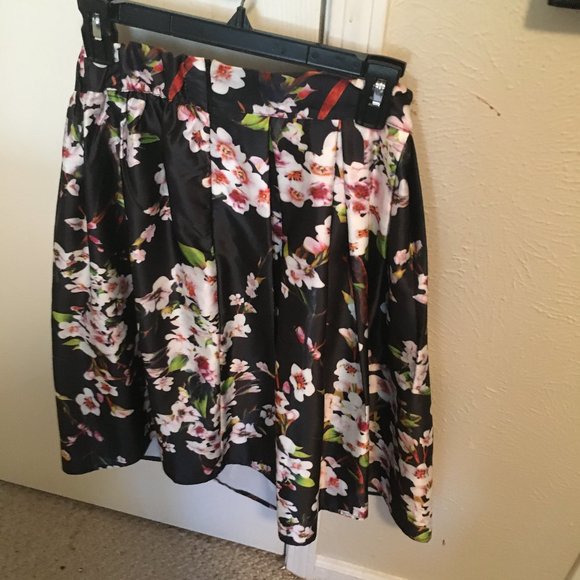 Hand sewn multi-colored skirt with lining. - Picture 2 of 3